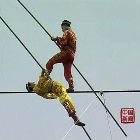 Un nou record la mersul pe sârmă, deasupra unei prăpastii de 1.600 de metri - VEZI VIDEO