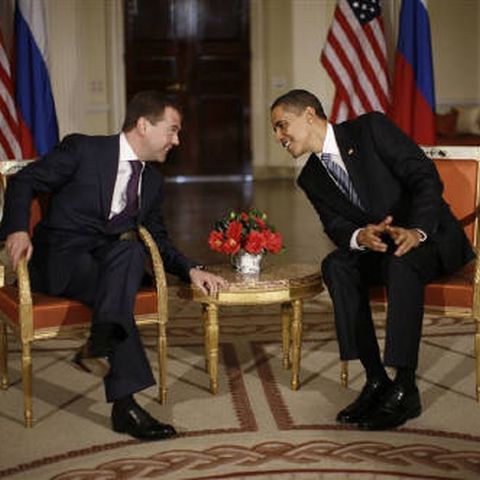 Obama şi Medvedev s-au întâlnit luni pentru a relansa relaţia americano-rusă