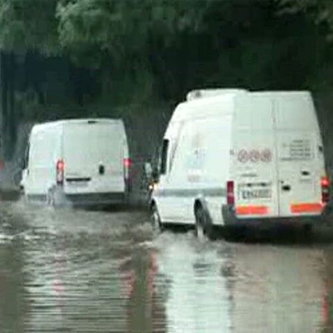 O ploaie torenţială a dat peste cap circulaţia pe DN1