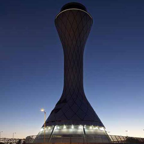 Aeroportul din Edinburgh a fost evacuat din cauza unui pachet suspect