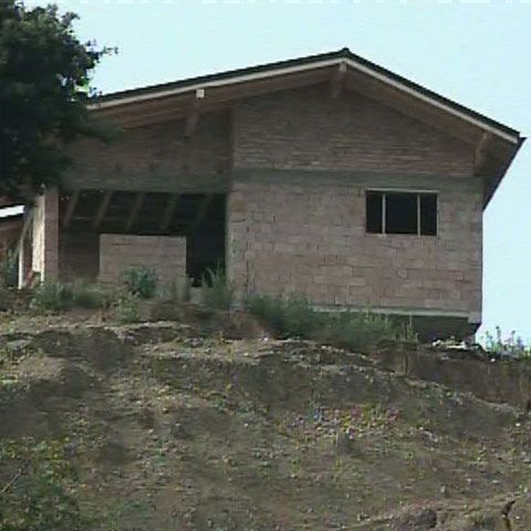 Localnicii din Floreşti se tem că locuinţele lor ar putea ajunge în groapa unui şantier abandonat