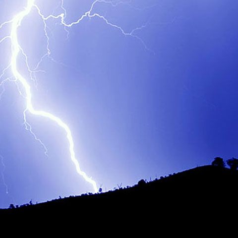 Un tânăr din Alba a scăpat cu viaţă după ce a fost lovit de trăsnet