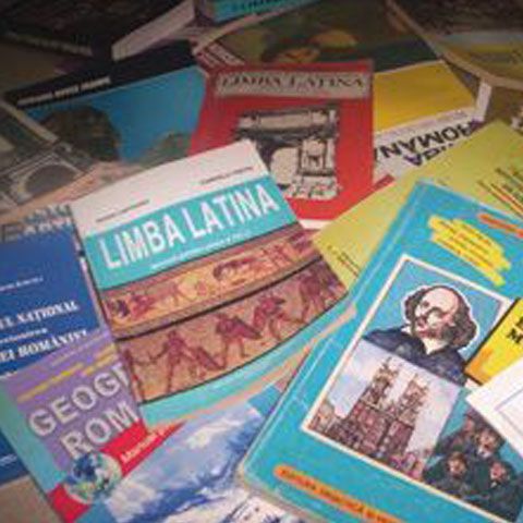 Proiectul privind manualele şcolare este "dezlânat, confuz şi ineficient", susţin specialiştii