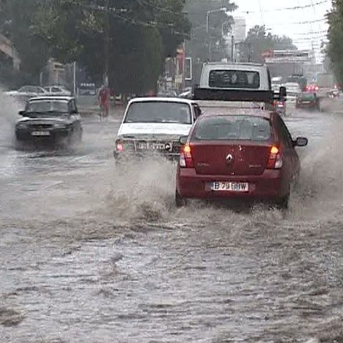 Mai multe maşini au fost avariate de copacii doborâţi de furtună, la Râmnicu Vâlcea 