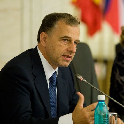 Mircea Geoană: Mi-ar fi uşor să stau să mă uit cum Băsescu se prăbuşeşte în sondaje