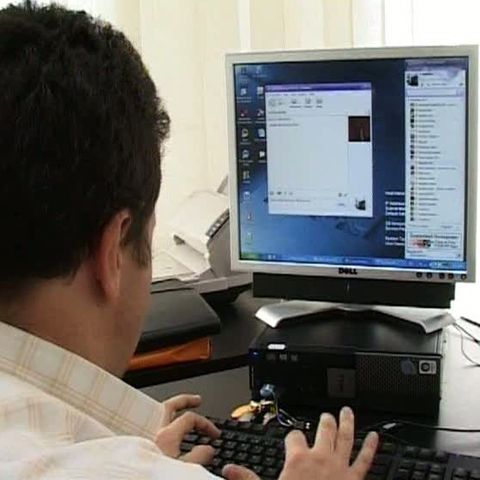 Angajaţii Direcţiei de Statistică Vrancea vorbesc pe "mess" pentru că instituţia nu are bani de o centrală telefonică 