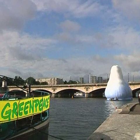 Activiştii Greenpeace au plasat un "iceberg" pe Sena