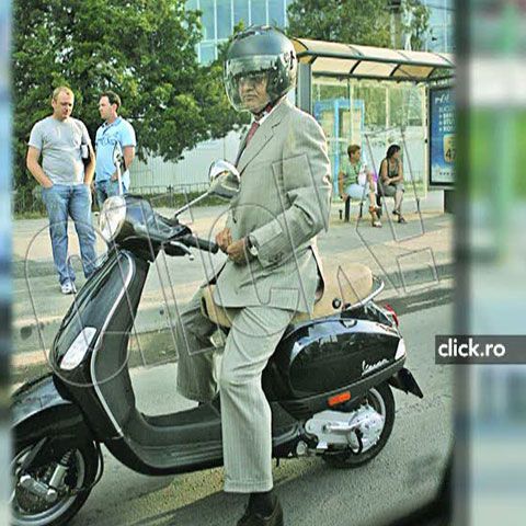 George Copos circulă cu scuterul de când a rămas fără permis