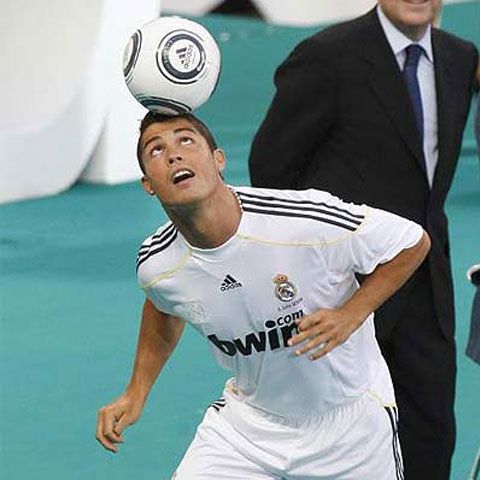 Cristiano Ronaldo a "vândut" 15 tricouri pe minut în ziua prezentării oficiale la Real Madrid