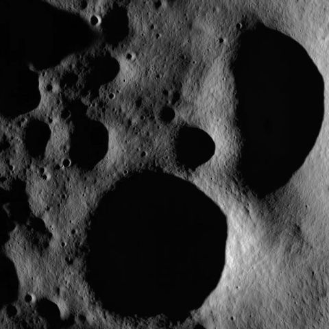 Lunar Reconnaissance Orbiter a trimis imagini de mare rezoluţie de pe Lună. VEZI VIDEO