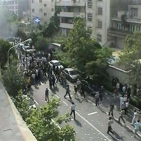 Poliţia iraniană a folosit gaze lacrimogene pentru a dispersa o manifestaţie de la Teheran