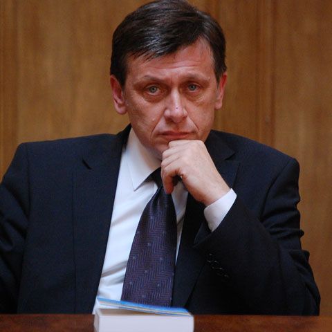 Crin Antonescu critică lipsa de atitudine a lui Băsescu şi Boc în cazul Ridzi