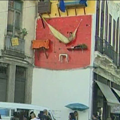Doi fraţi din Rio de Janeiro trăiesc suspendaţi de peretele unei clădiri