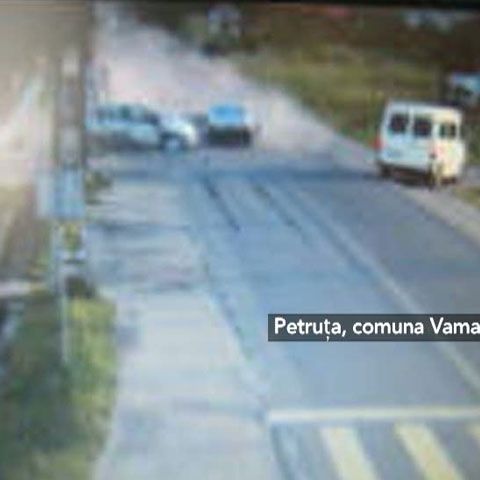 Accident incredibil în comuna Vama, judeţul Satu-Mare: În ciuda impactului puternic, şoferii au scăpat nevătămaţi - VEZI VIDEO