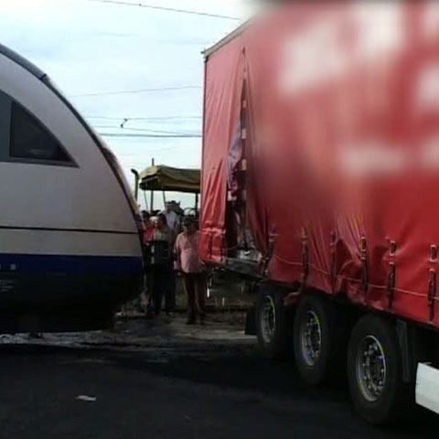 Traficul rutier şi feroviar a fost blocat două ore din cauza unui accident, la Arad