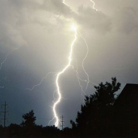 O femeie în vârstă de 51 de ani s-a vindecat de o suferinţă cardiacă după ce a fost lovită de fulger