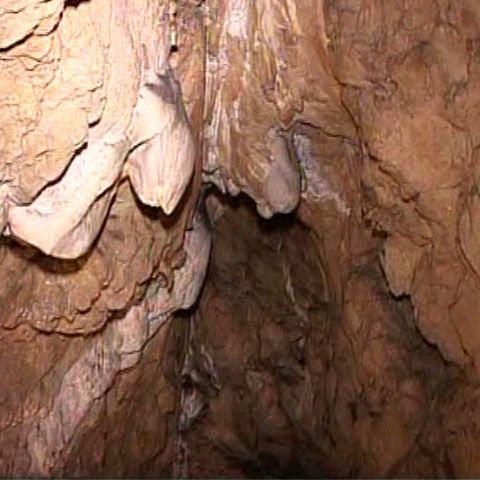 În zona Cheile Bicazului există peste 200 de peşteri şi grote