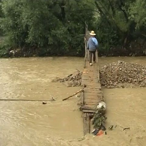 Calea ferată care trece prin localitatea Ilva Mică, judeţul Bistriţa, a fost inundată în urma unei ploi torenţiale