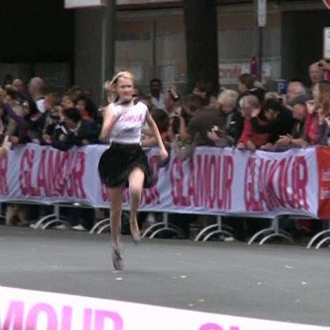 Sprint pe tocuri cui pentru cumpărături de 10.000 de euro. VEZI VIDEO