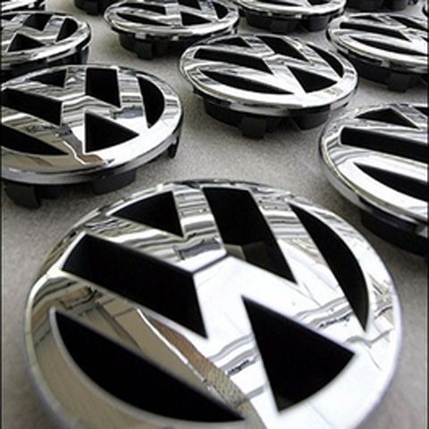 Volkswagen şi-a majorat oferta înaintată pentru preluarea pachetului de 49,9% din acţiunile Porsche