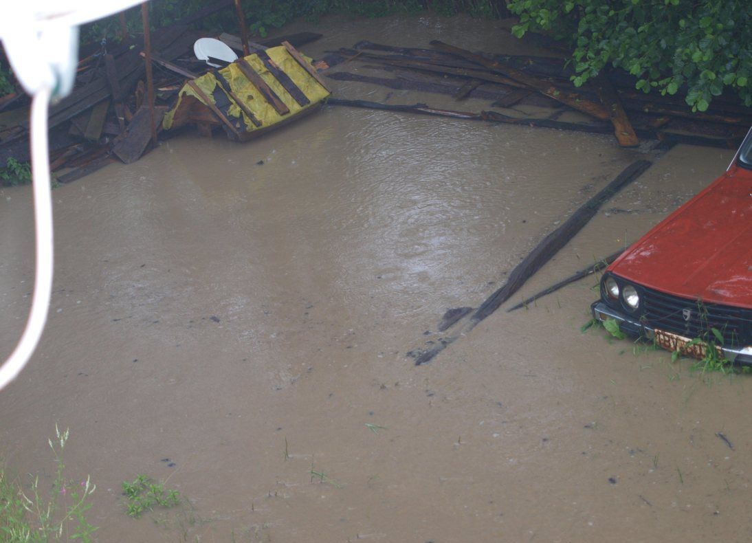 Peste 20 de gospodării din zonele Bran şi Zărneşti au fost inundate
