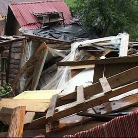 Un bărbat a fost rănit în urma prăbuşirii peretelui unei case din Râşnov