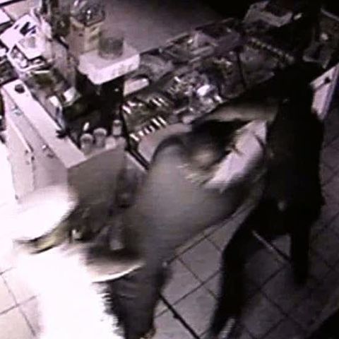 Un bărbat a fost înjunghiat într-un club de noapte din Bacău - ATENŢIE, IMAGINI ŞOCANTE!