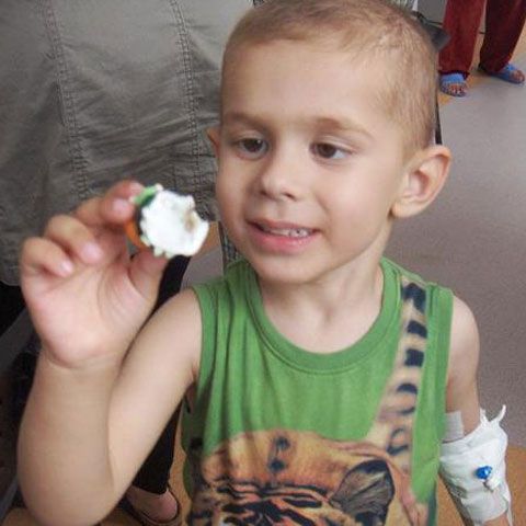 Apel umanitar: Să îl ajutăm pe Alexandru, un băieţel de trei ani ce suferă de cancer