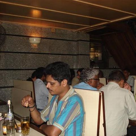 Ultimul truc al pub-urilor din India: clienţii profesionişti