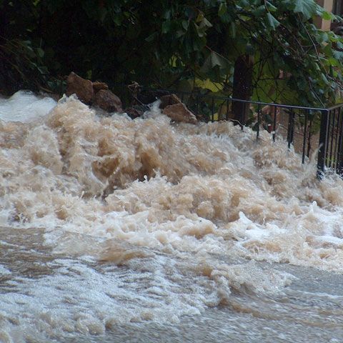 Hidrologii se aşteaptă la noi inundaţii, ca urmare a precipitaţiilor prognozate