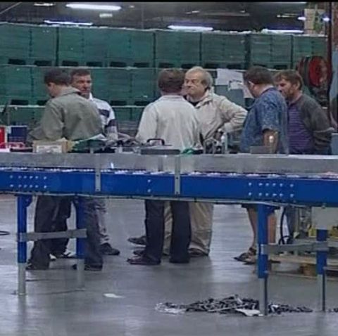 Muncitorii de la o fabrică de componente auto din Franţa ameninţă că o vor arunca în aer 