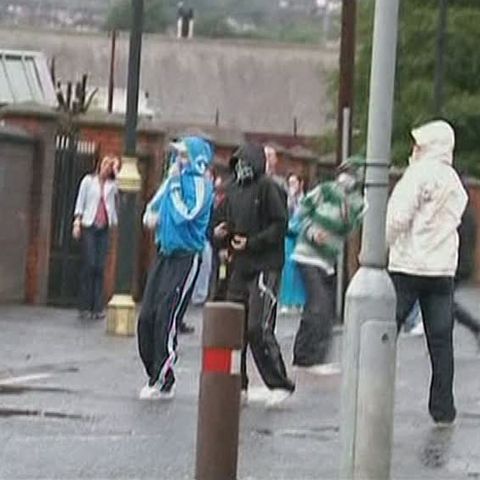 Confruntări între tinerii catolici şi poliţie în Irlanda de Nord