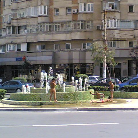 O fântână arteziană din sectorul 2 a devenit loc de scăldat pentru copii 