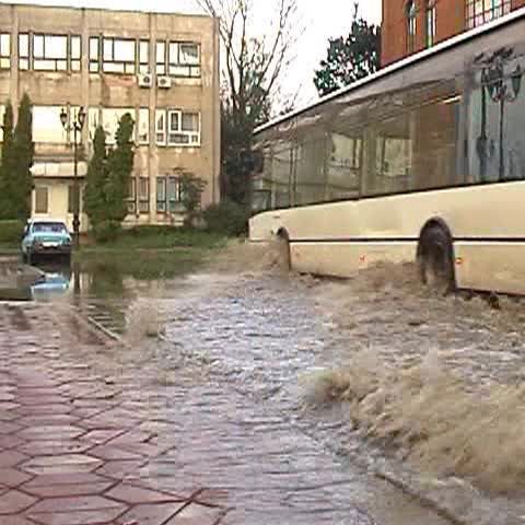 Apartamentele de la ultimul etaj al unui bloc din sectorul 4, inundate la fiecare ploaie