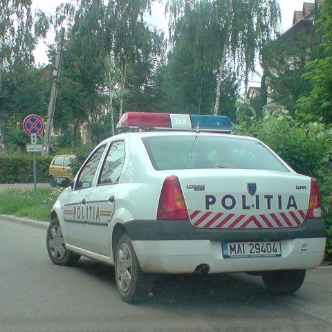 Nici poliţiştii nu ţin cont de semnele de circulaţie - VEZI FOTO