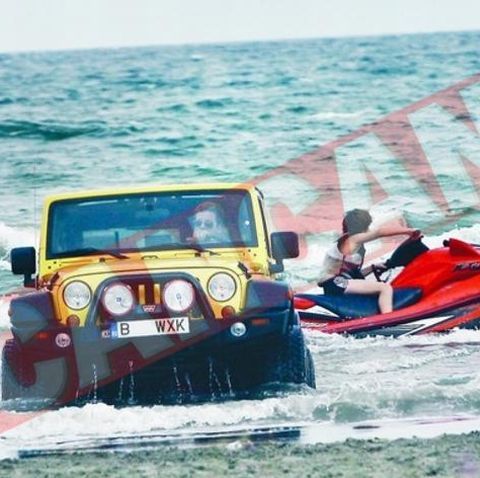 Costeluş Căşuneanu, fiul asfaltatorului Costel Căşuneanu, se distrează la mare cu maşina prin valuri