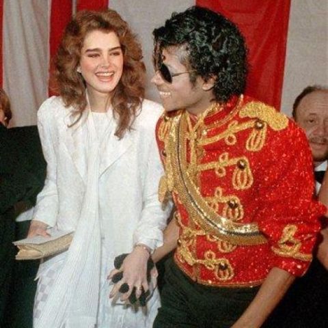 Michael Jackson voia să înfieze un copil cu Brooke Shields, după ce a vizitat orfelinatele româneşti