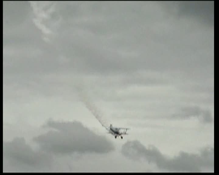 Accident dramatic între un avion şi o maşină, în plină demonstraţie de acrobaţie aviatică 