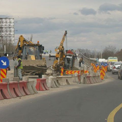 Trafic îngreunat în Băneasa, din cauza unei conducte de apă sparte 