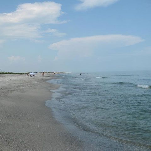 Doi turişti s-au rătăcit cu salteaua în larg