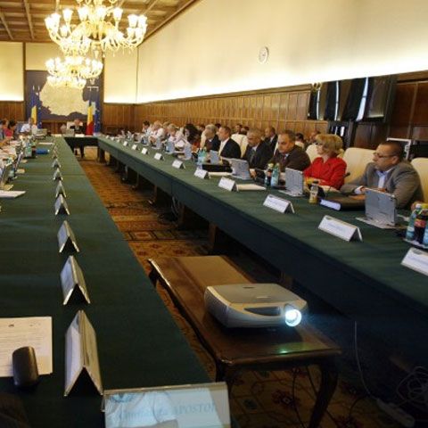 Guvernul reduce la jumătate numărul agenţiilor din subordinea miniştrilor şi taie primele de vacanţă