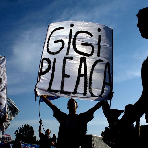 Fanii Stelei nu renunţă la "războiul" cu Gigi Becali