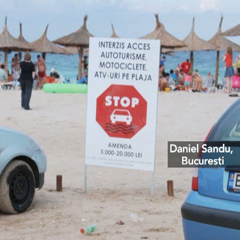 Pe plaja de la Vama Veche stau frumos aliniate la soare mai multe maşini