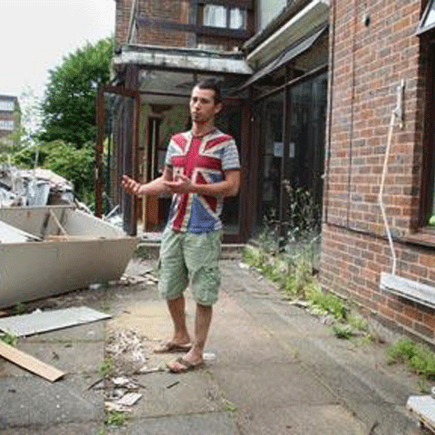 Români fără adăpost au ocupat o vilă de milioane de lire în Londra lângă locuinţa lui Lakshmi Mittal