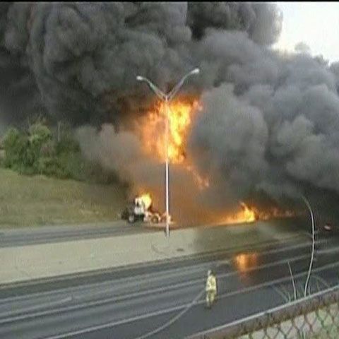 Autostradă închisă la Detroit, din cauza unui incediu uriaş