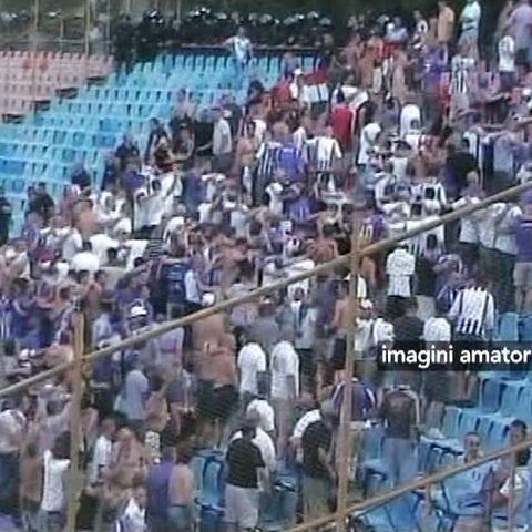 Mai mulţi suporteri maghiari au folosit materiale pirotehnice pe stadion şi s-au războit cu forţele de ordine