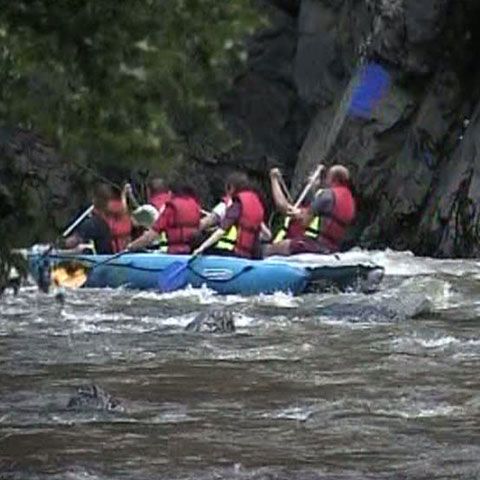 La Vatra Dornei se pot practica şi tiroliana, parapantă, alpinism sau rapel