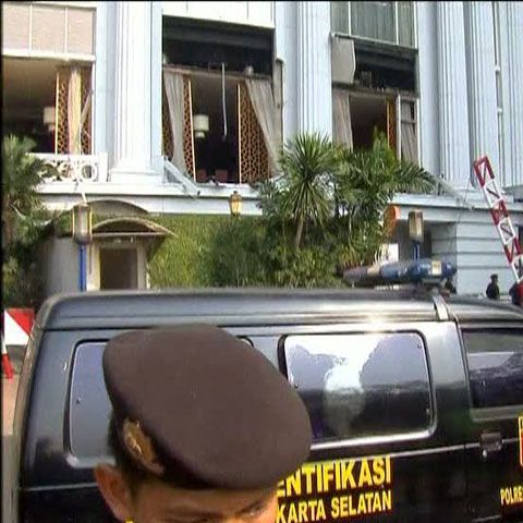 Două explozii au avut loc în Jakarta, Indonezia. Poliţia a descoperit încă o bombă la hotelul Marriott