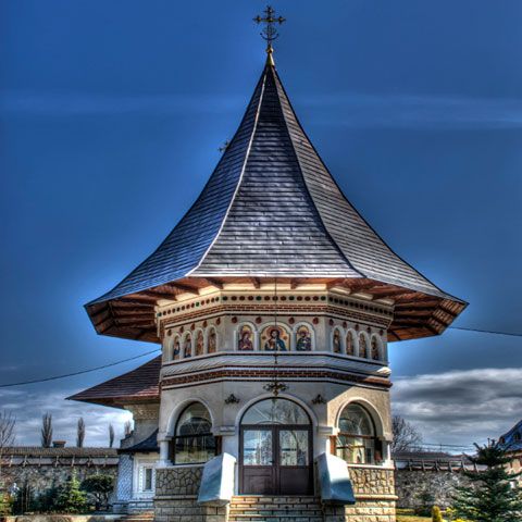 Guvernul a suplimentat bugetul Ministerului Culturii cu 7,3 milioane de lei, bani pentru biserici