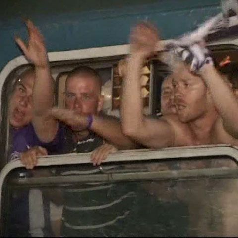 Suporterii Ujpest au aruncat cu doze de bere şi suc în persoanele aflate pe peron în Deva şi Simeria